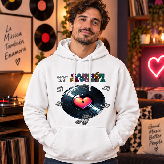 Sudadera unisex con diseño romántico de un vinilo y un corazón, y el mensaje "eres mi canción favorita". Perfecta como regalo de San Valentín, aniversario o para parejas amantes de la música. 100% algodón, color blanco.