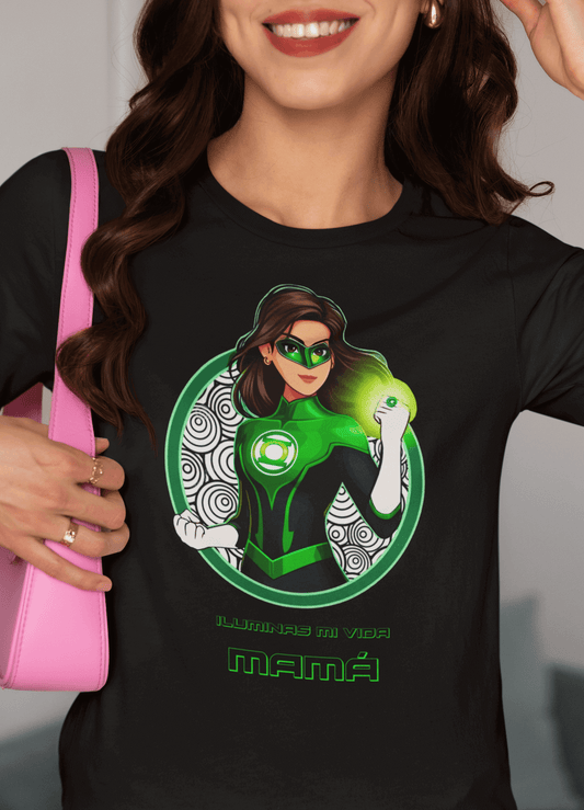 Mujer con camiseta Iluminas Mi Vida Mamá, regalo original para el Día de la Madre