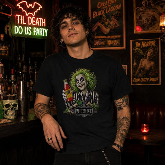 Hombre con camiseta negra Bitterjuice, parodia de Beetlejuice con Bitter