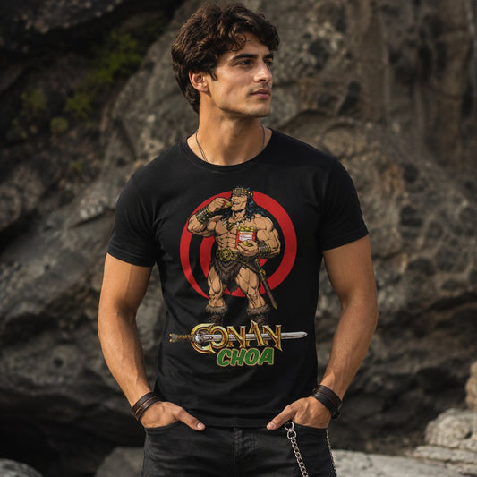 Hombre con camiseta negra Conan Choa, parodia de Conan el Bárbaro