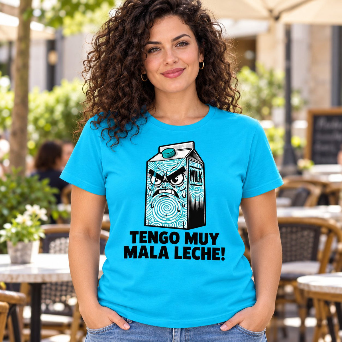 Mujer con camiseta turquesa Tengo Muy Mala Leche, brik de leche enfadado - Starwaytohelen