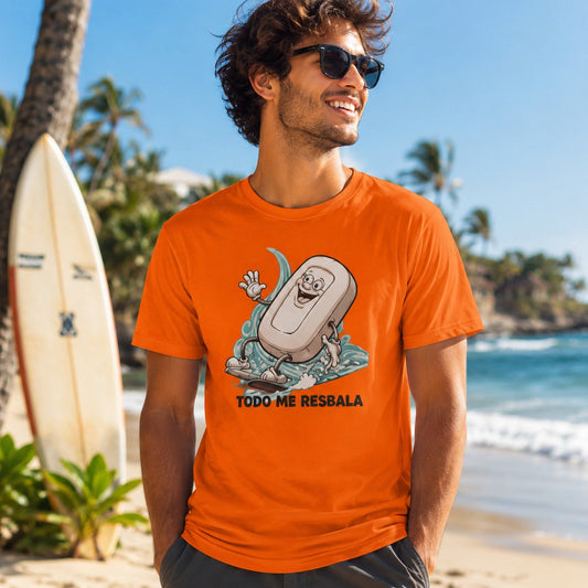 Hombre con camiseta Todo Me Resbala naranja en la playa - Starway to Helen
