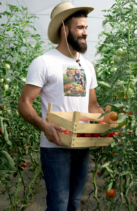 Camiseta "Agricul-Thor" - ¡El dios del trueno se convierte en el dios de la cosecha!
¿Quién dijo que ser un superhéroe es solo para salvar el mundo? Con la camiseta "Agricul-Thor", ¡Thor se pone manos a la obra en el campo! Esta prenda combina el poder de la agricultura con el humor geek, convirtiéndola en el regalo perfecto para los amantes del campo y de los superhéroes.
Características de la camiseta:
100% algodón, suave y cómoda, perfecta para llevar en cualquier ocasión.
Diseño original que muestra a