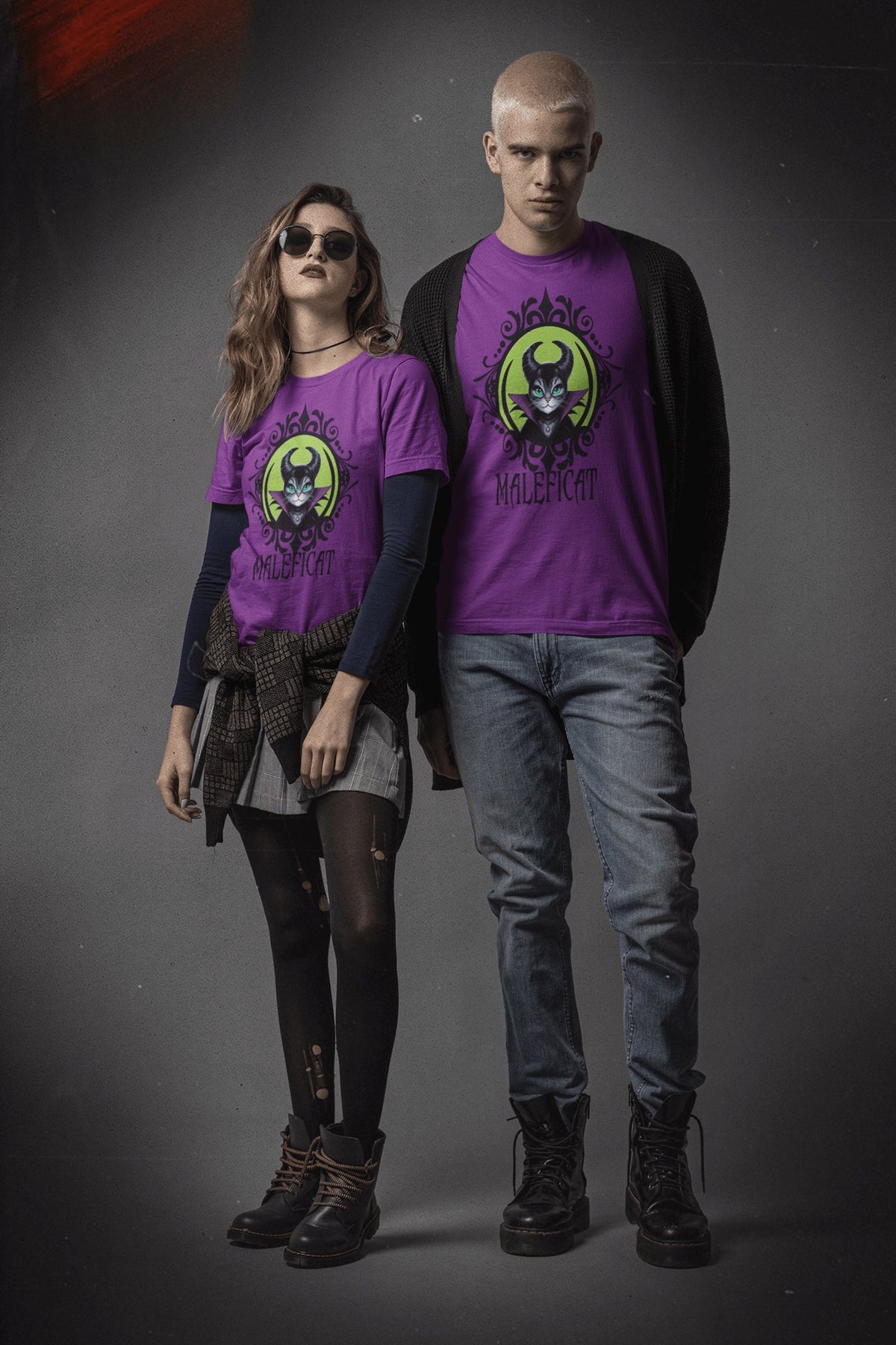 Pareja con camiseta Maleficat, parodia de Maléfica (Disney) - Starway to Helen