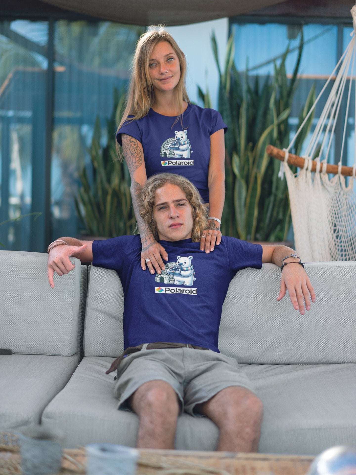 Pareja con camiseta Polaroid, parodia de Polaroid - Starway to Helen