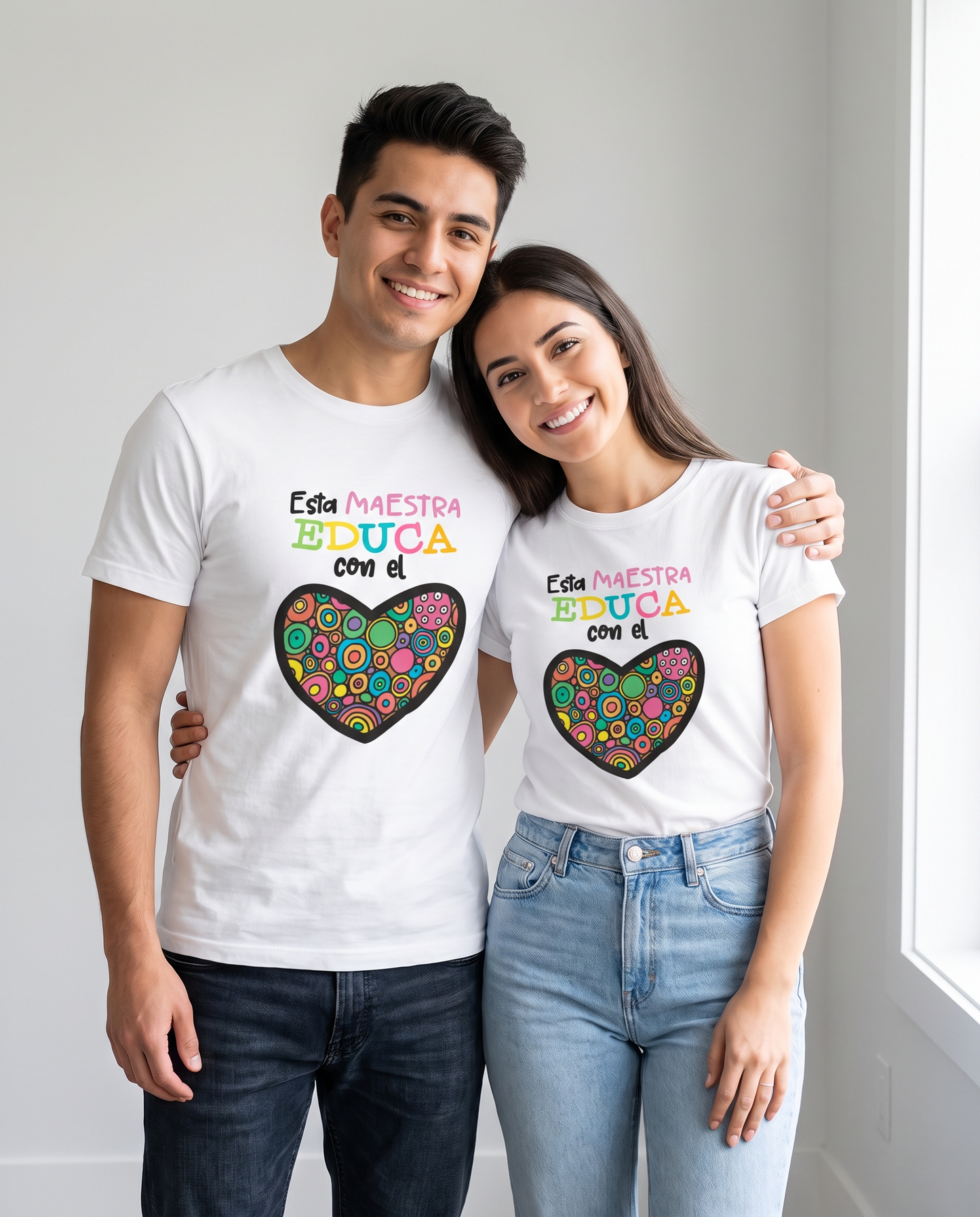 Pareja con Camiseta Esta Maestra Educa con el Corazón - Starway to Helen