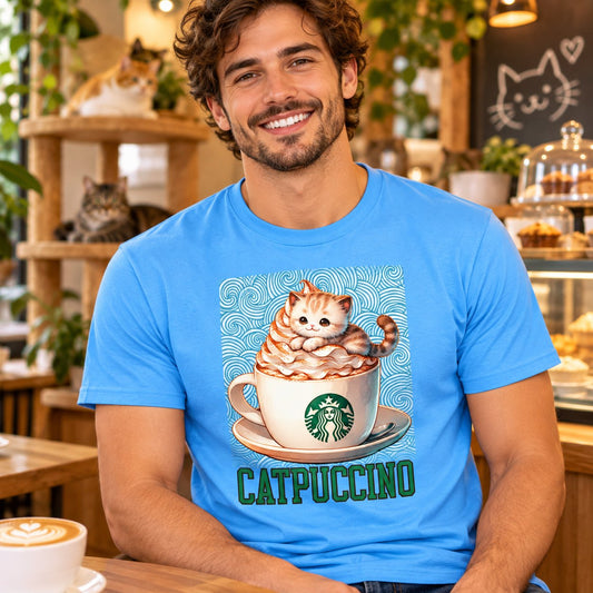 Hombre con camiseta Catpuccino en una cafetería, diseño de gatito en taza de café - Starway to Helen