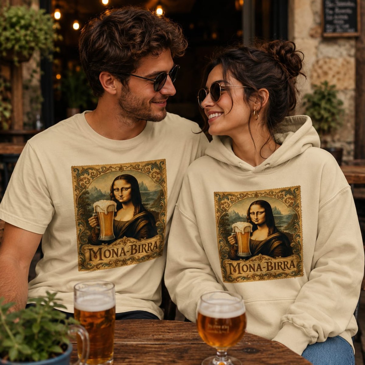 Pareja con camiseta Mona-Birra, parodia de la Mona Lisa de Da Vinci - Starway to Helen