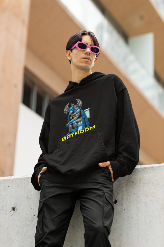 Hombre con sudadera Batroom negra, estilo urbano con gafas de sol, diseño parodia de Batman