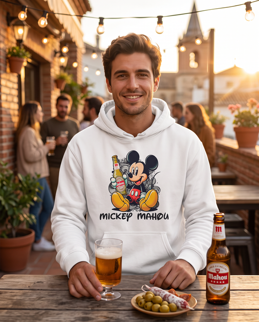 Hombre con sudadera Mickey Mahou blanca en terraza al atardecer, parodia de Mickey Mouse (Disney) y cerveza Mahou - Starway to Helen