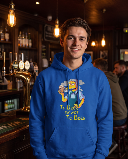 Hombre con sudadera To Beer or Not To Beer azul en un pub, parodia de Hamlet de Shakespeare - Starway to Helen