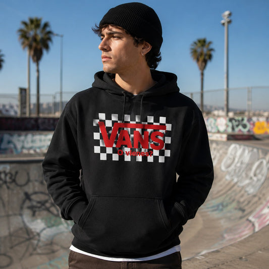 Hombre con sudadera negra con capucha Vans o Vienes, estilo skater urbano