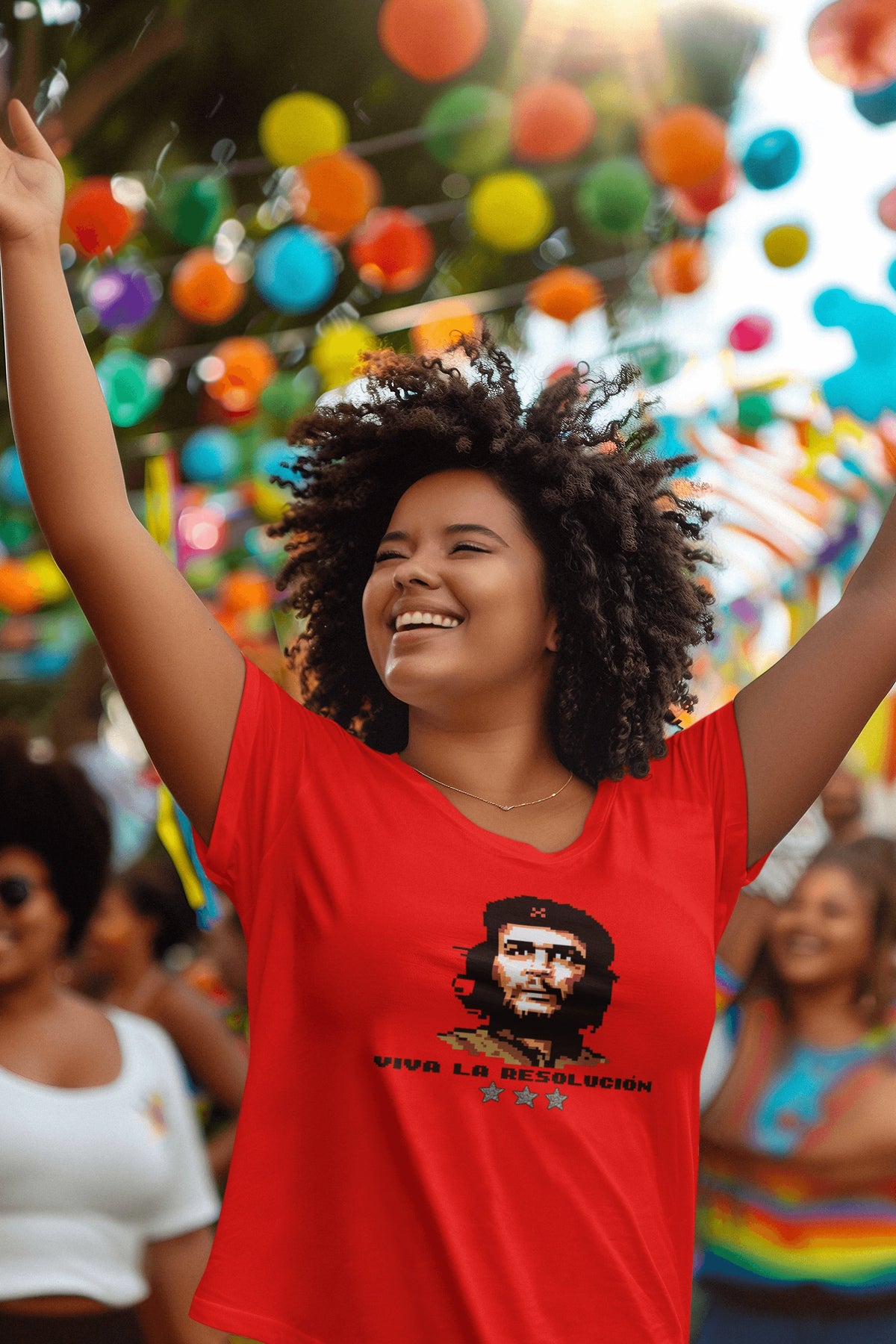 Mujer sonriente con camiseta Viva la Resolución, diseño pixelado revolucionario - Starway to Helen