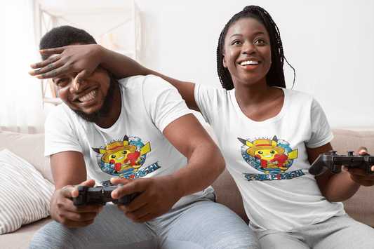 Persona con camiseta One Pikachu, prenda original para amantes del manga y el anime