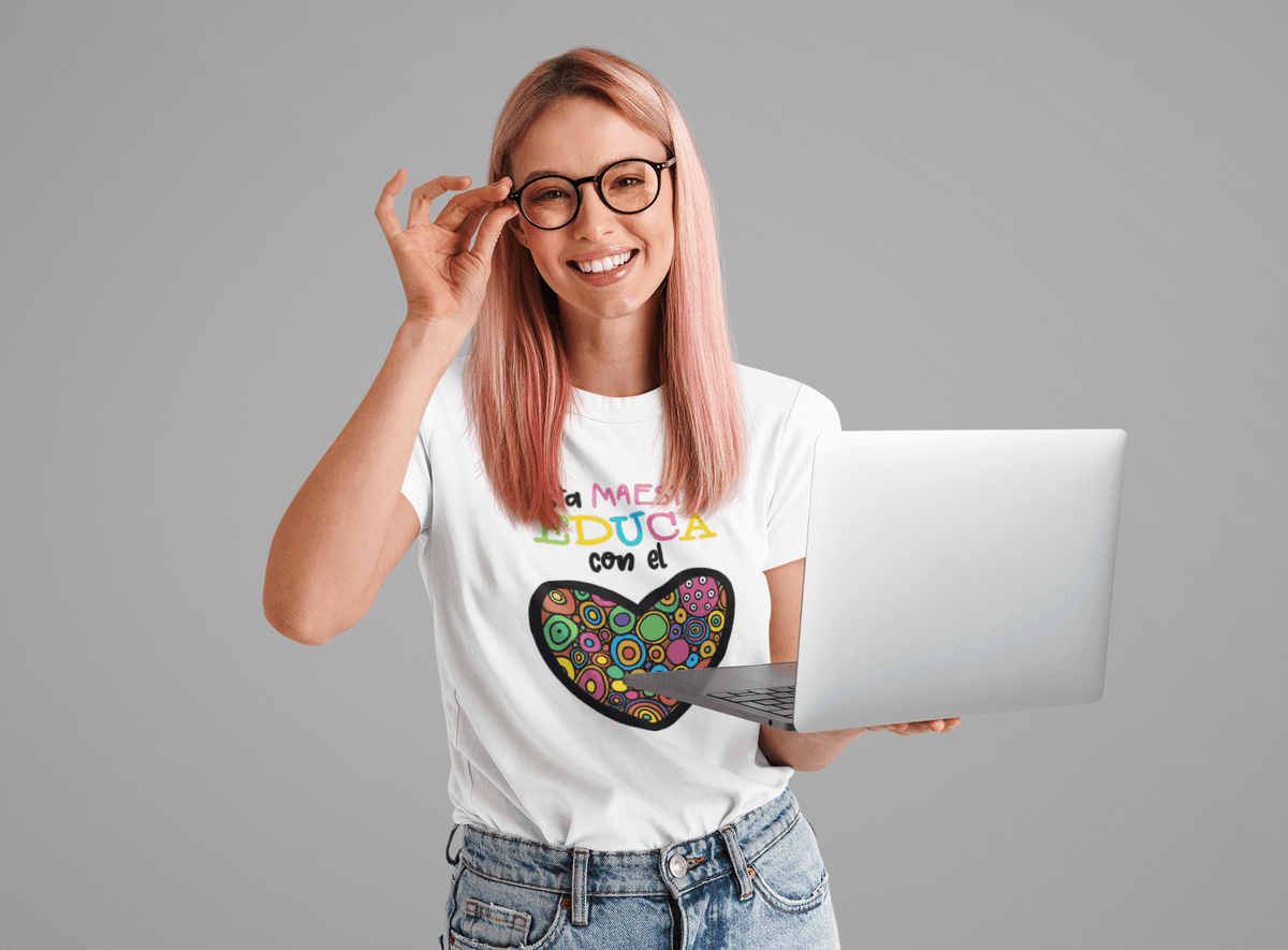 Mujer con camiseta Esta Maestra Educa con el Corazón, diseño con mensaje emotivo - Starwaytohelen