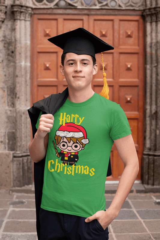 Joven con camiseta verde 'Harry Christmas' y birrete, celebrando la Navidad con estilo mágico.