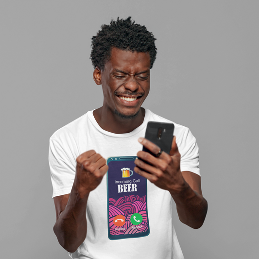 Camiseta "Incoming Call Beer" - Para los que nunca rechazan una cerveza
¡La llamada que siempre querrás contestar! Si eres de los que no pueden decir "no" a una buena cerveza fría, la camiseta "Incoming Call Beer" es justo lo que necesitas. Con un diseño divertido que imita una llamada entrante de tu bebida favorita, esta camiseta es el regalo perfecto para los amantes de la cerveza y del buen humor.
Características de la camiseta:
100% algodón, suave y cómoda para cualquier ocasión.
Divertido diseño con