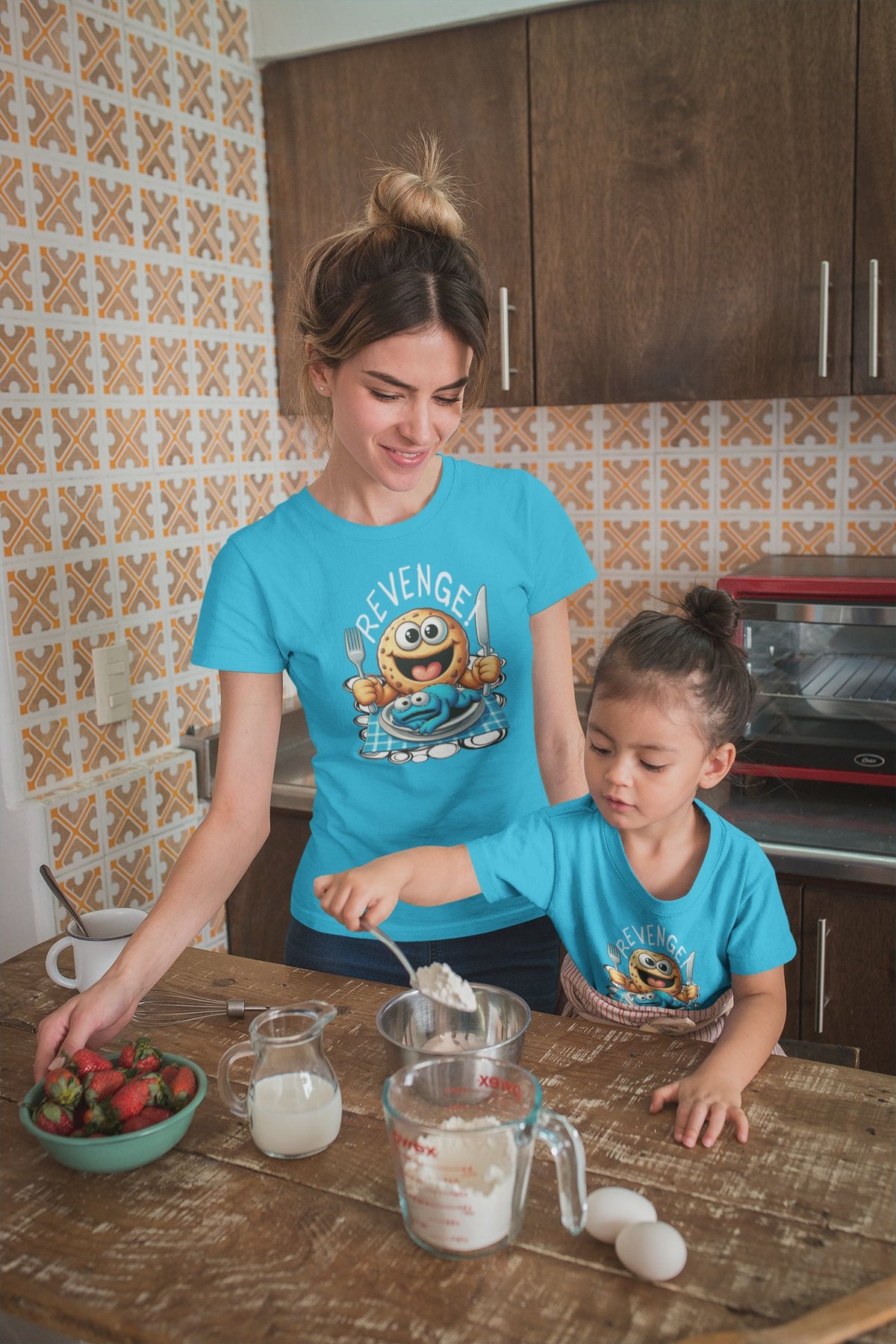 Madre e hija con camiseta Revenge, parodia del monstruo de las galletas - Starway to Helen