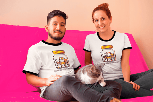 Vista trasera de camiseta Antidepresivos con gatos, prenda relajante para amantes de los felinos