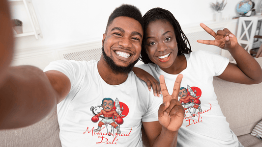 Persona con camiseta Dalí Knockout, prenda de humor surrealista con el pintor como boxeador
