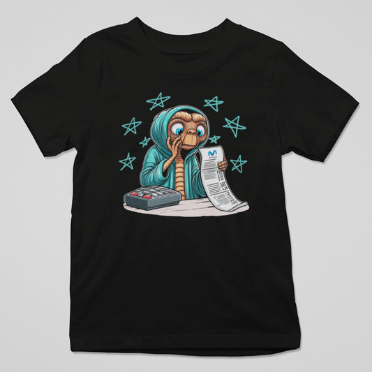 Camiseta negra ET mirando factura de la luz con diseño divertido y humor friki