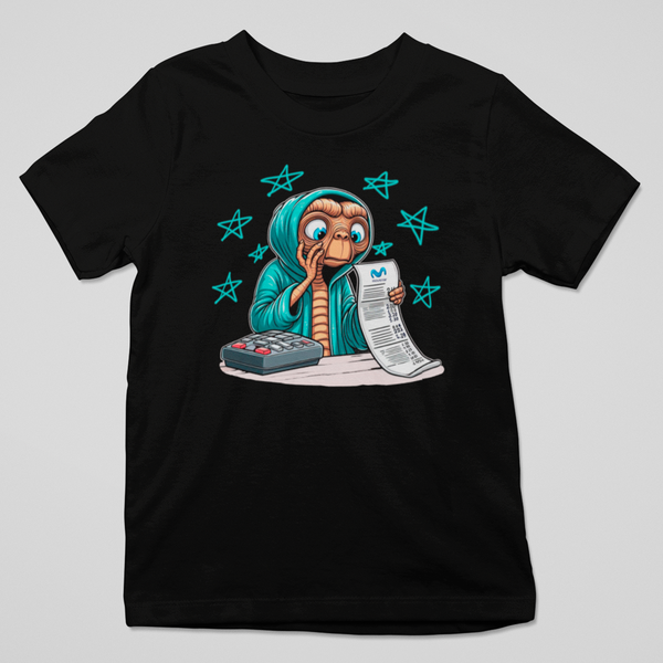 Camiseta negra ET mirando factura de la luz con diseño divertido y humor friki