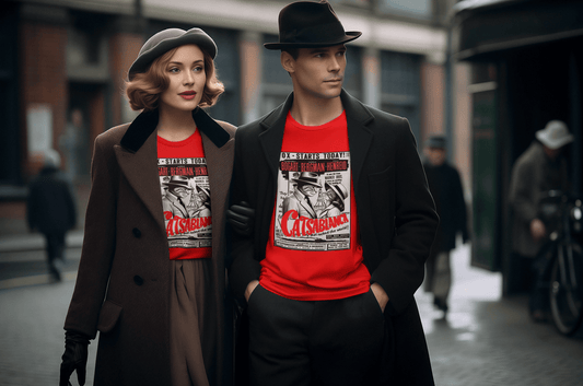 Persona con camiseta Catsablanca, prenda para fans del cine clásico y los gatos con humor