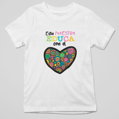 Camiseta Esta Maestra Educa con el Corazón, diseño con mensaje emotivo, regalo Día del Maestro