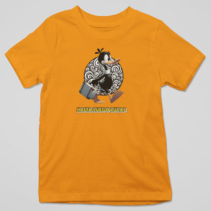 Camiseta Hasta Luego Lucas con diseño de despedida divertida, frase española clásica