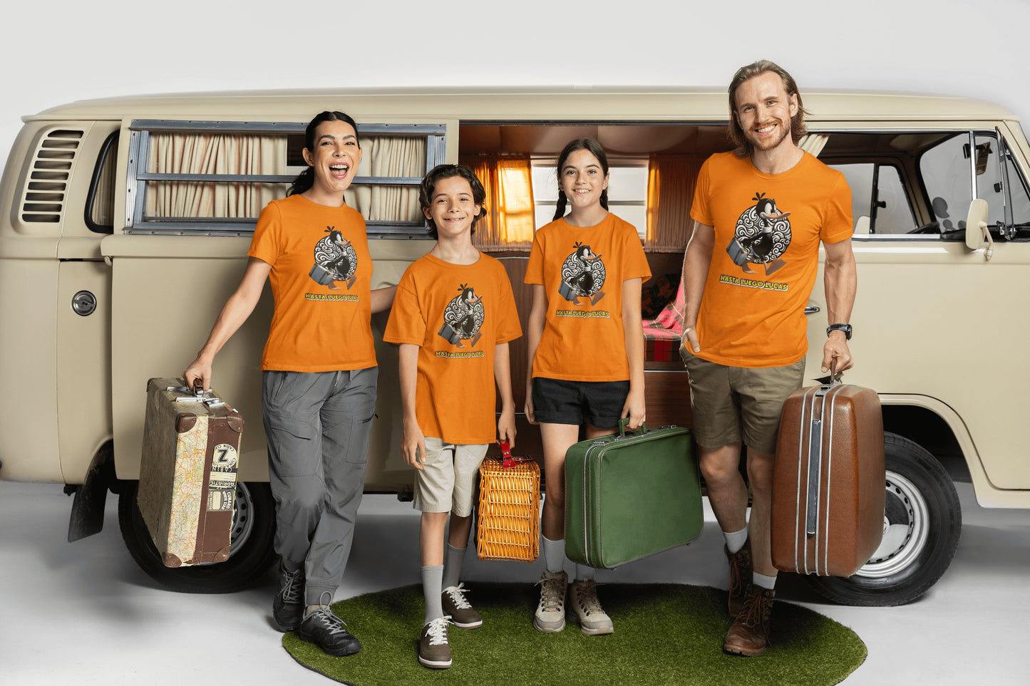 Hombre con camiseta Hasta Luego Lucas de Starway to Helen