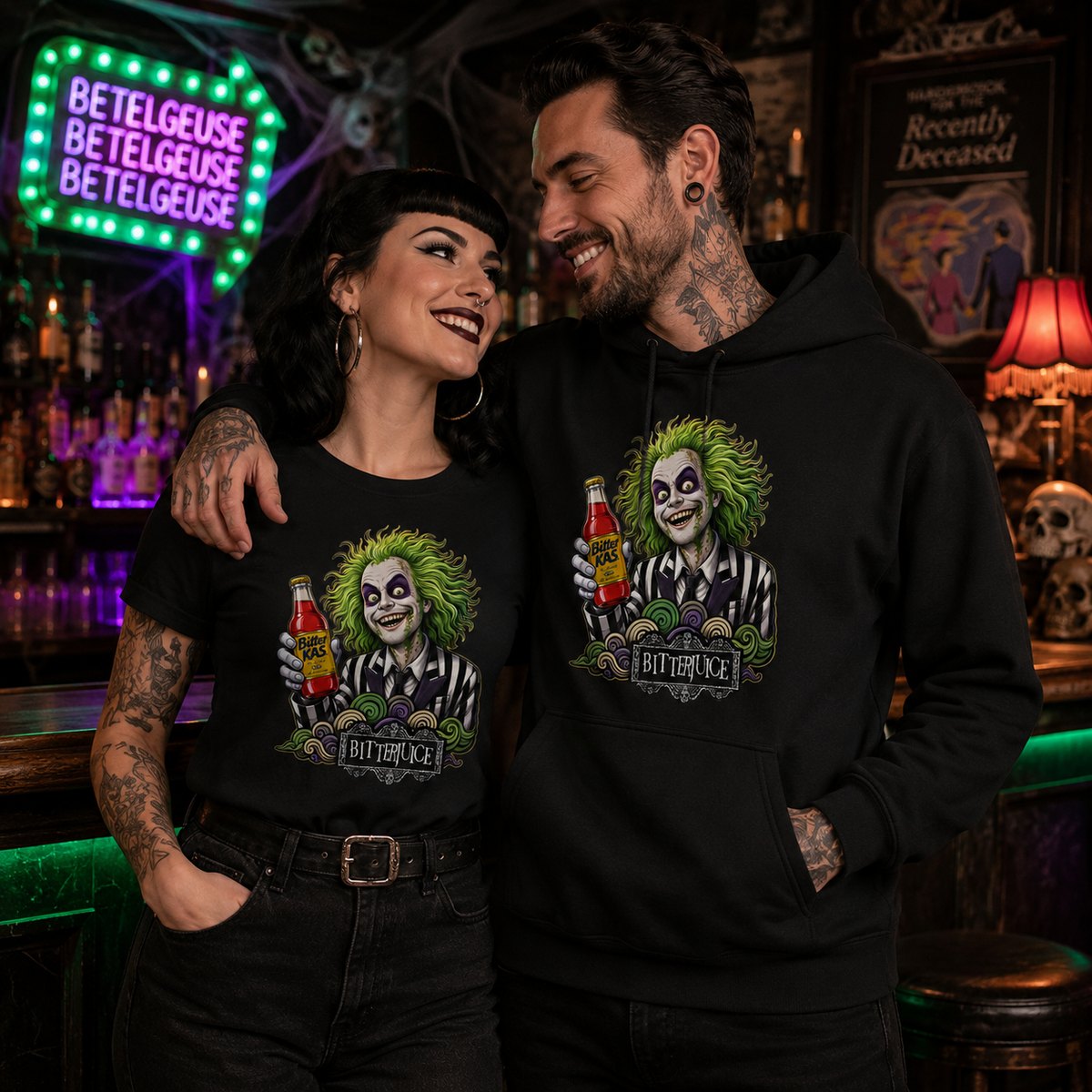 Pareja con camiseta y sudadera negras Bitterjuice, parodia de Beetlejuice con Bitter