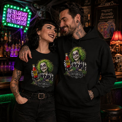 Pareja con camiseta y sudadera negras Bitterjuice, parodia de Beetlejuice con Bitter