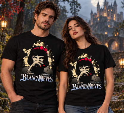 Pareja con camisetas negras de Blancanieves Mia Wallace en un bosque con castillo, regalo friki de cine y Disney - Starway to Helen