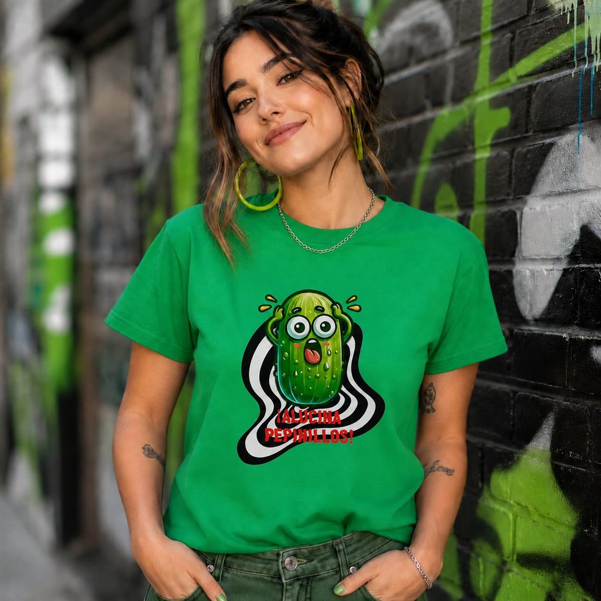 Mujer con camiseta verde Alucina Pepinillos, diseño divertido de pepinillo