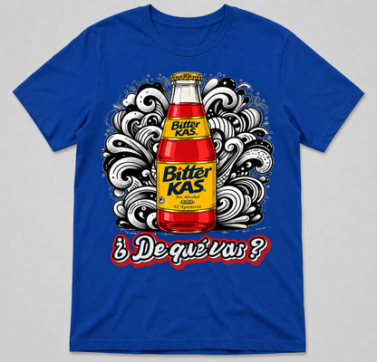 Camiseta azul divertida “¿De qué vas?” con botella estilo Bitter Kas y diseño retro nostálgico