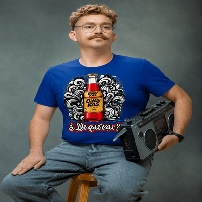 Hombre con camiseta azul “¿De qué vas?” con diseño retro inspirado en Bitter Kas y radiocasete vintage