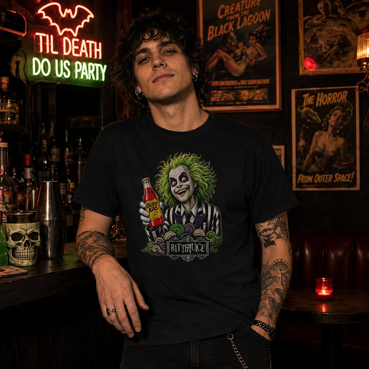 Hombre con camiseta negra Bitterjuice, parodia de Beetlejuice con Bitter