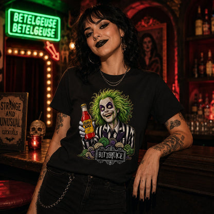 Mujer con camiseta negra Bitterjuice, parodia de Beetlejuice con Bitter