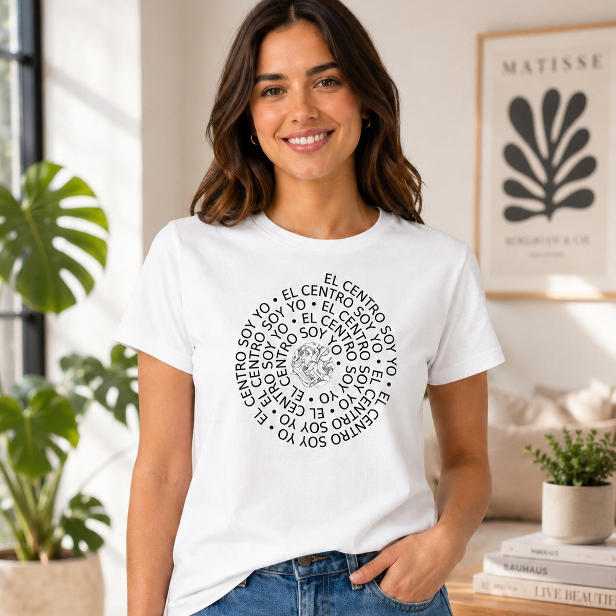 Mujer con camiseta blanca El Centro Soy Yo – Starway to Helen