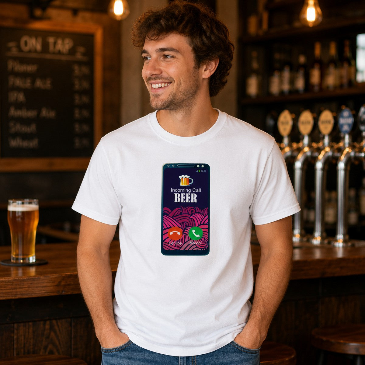 Hombre con camiseta blanca Incoming Call Beer – Starway to Helen