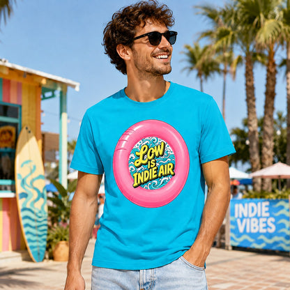 Hombre con camiseta Low is Indie Air turquesa en festival indie - Starway to Helen