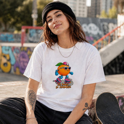Mujer con camiseta blanca Me Patina la Mandarina, mandarina patinadora