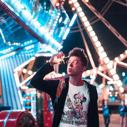 Hombre con camiseta blanca Minnie Mahou, humor Disney y cerveza