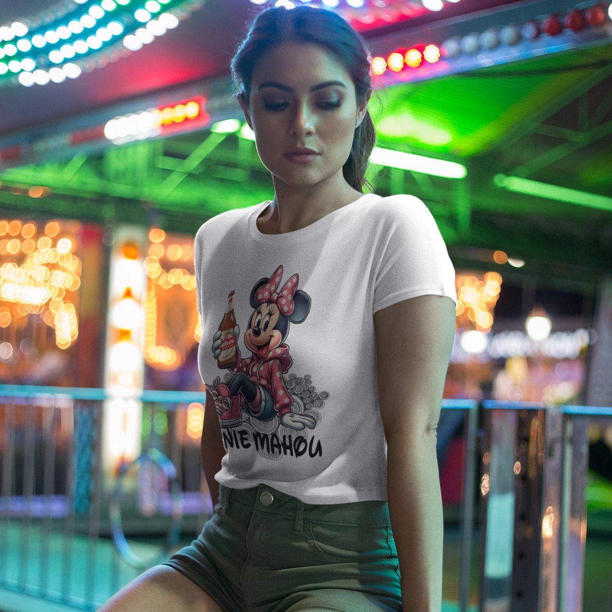 Mujer con camiseta blanca Minnie Mahou, humor Disney y cerveza