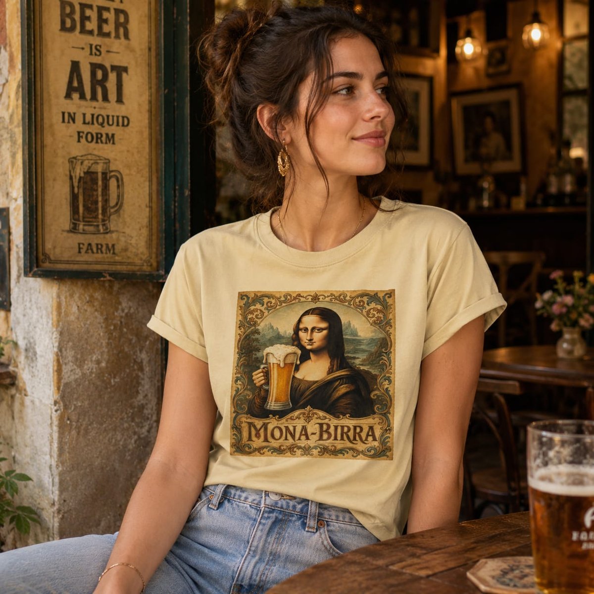 Mujer con camiseta Mona-Birra, parodia de la Mona Lisa de Da Vinci - Starway to Helen
