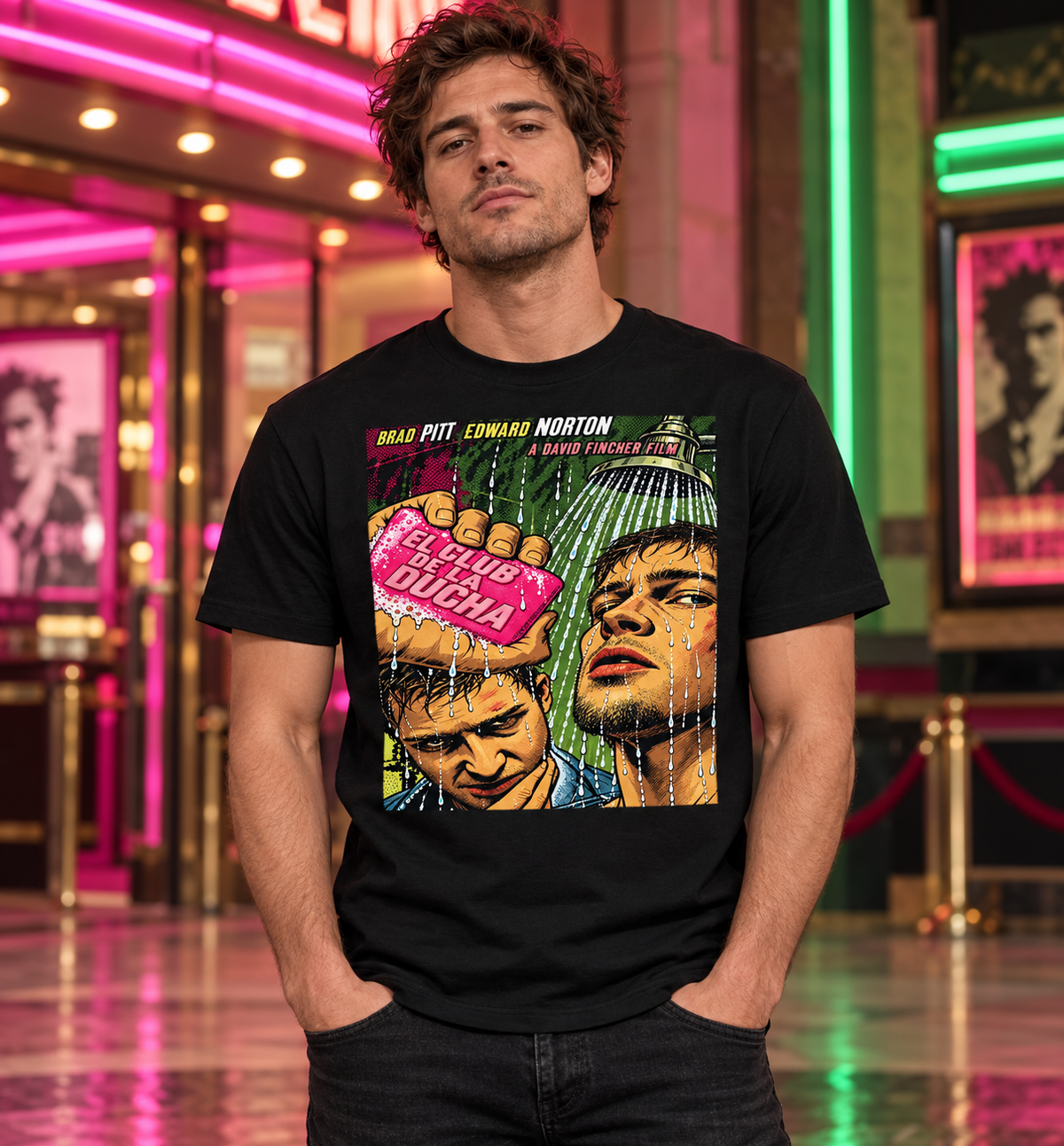 Hombre con camiseta negra El Club de la Ducha, parodia friki de El Club de la Lucha, ante un cine de neón - Starway to Helen