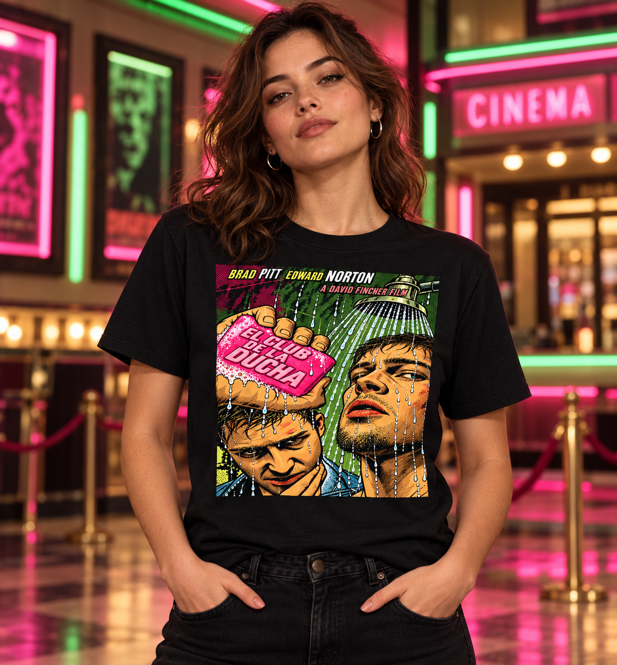 Mujer con camiseta negra El Club de la Ducha, parodia friki de El Club de la Lucha, ante un cine de neón - Starway to Helen
