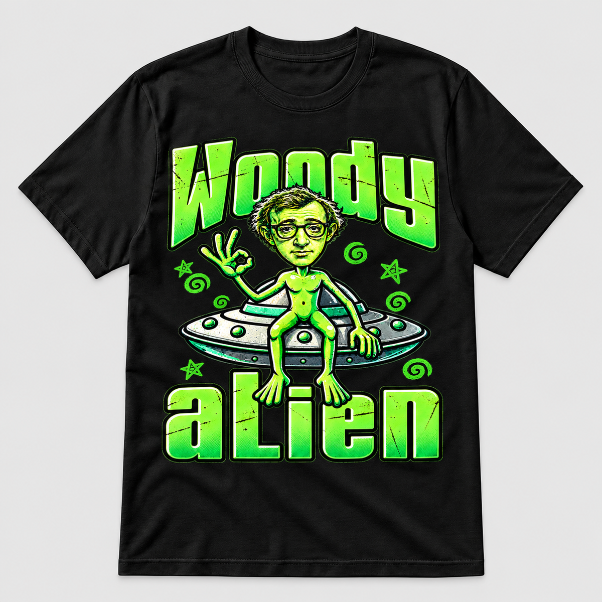Camiseta negra Woody Alien, Woody Allen como extraterrestre verde sentado en un OVNI, parodia friki de cine - Starwaytohelen