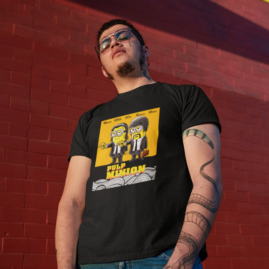 Modelo hombre con camiseta negra Pulp Minion de cine y humor