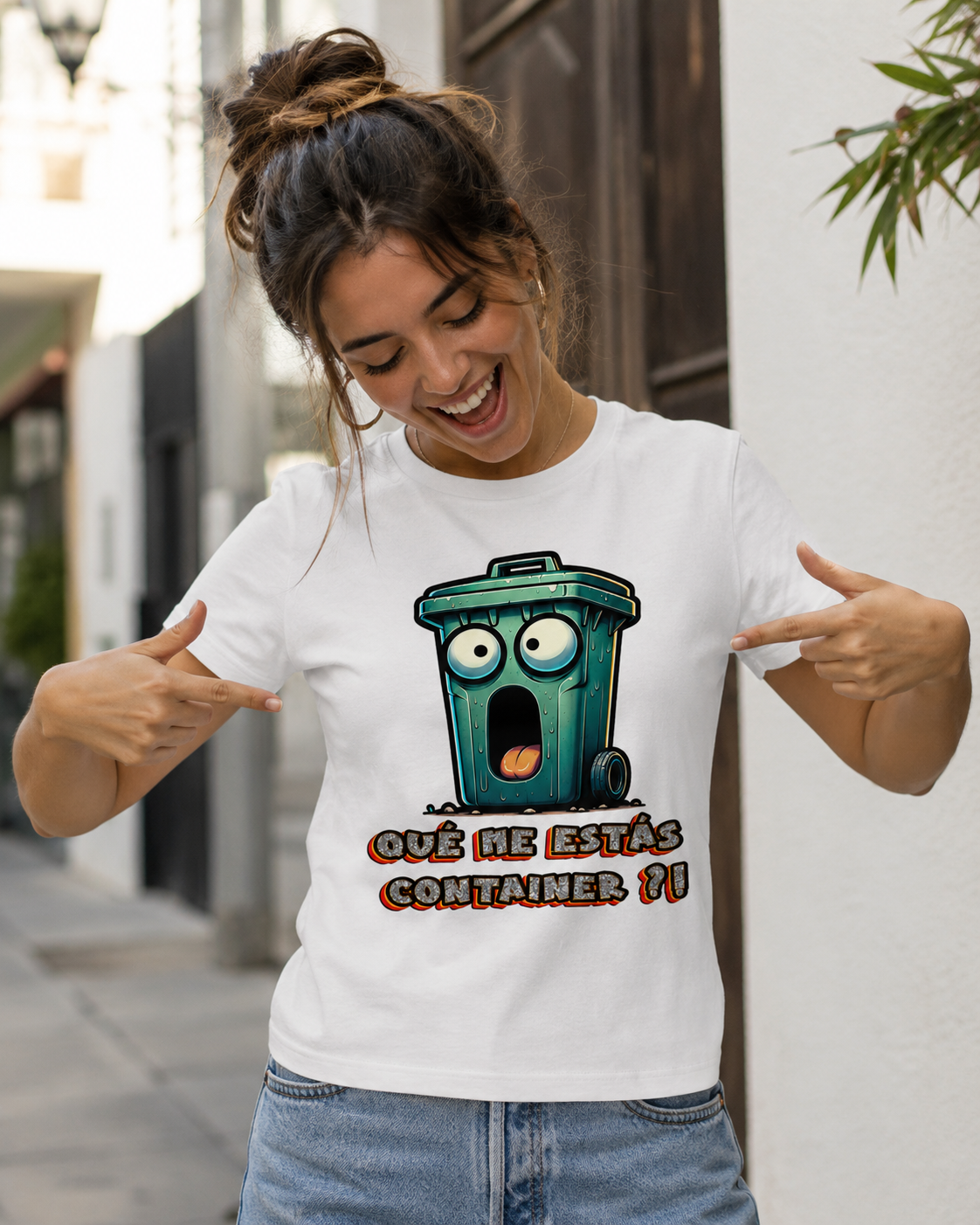 Mujer sonriendo con camiseta divertida Qué Me Estás Container en un entorno urbano